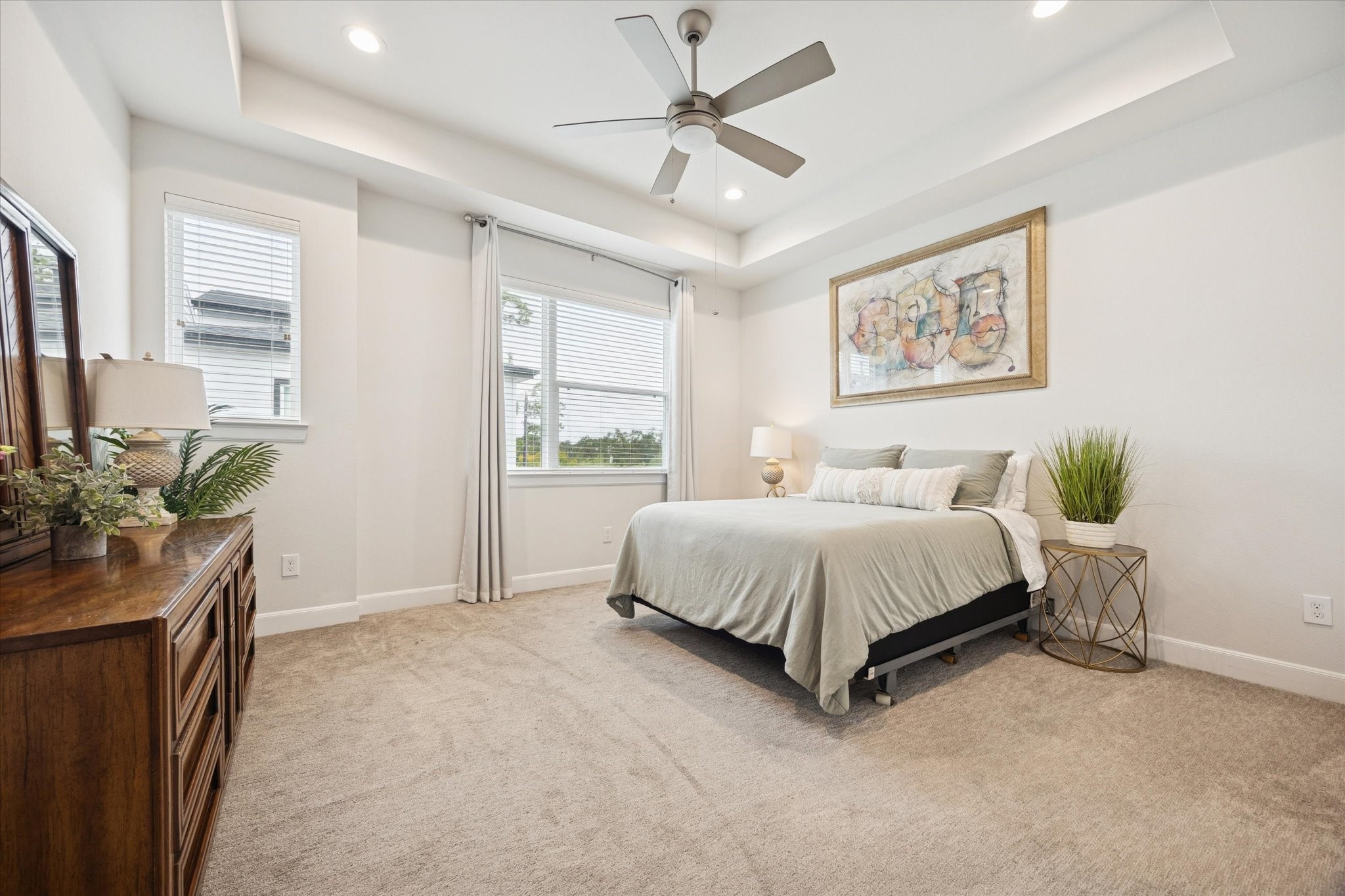 1055 Timbergrove Yards Lane Houston, TX 77008 - Photo 13 of 27 a spacious bedroom with a bed and a table