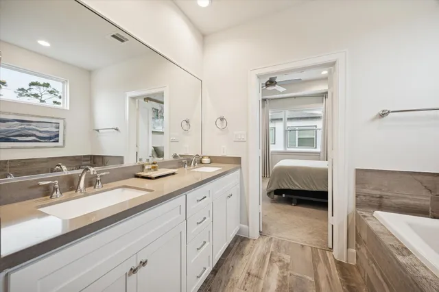 a en suite spacious bathroom with a double sink and mirror