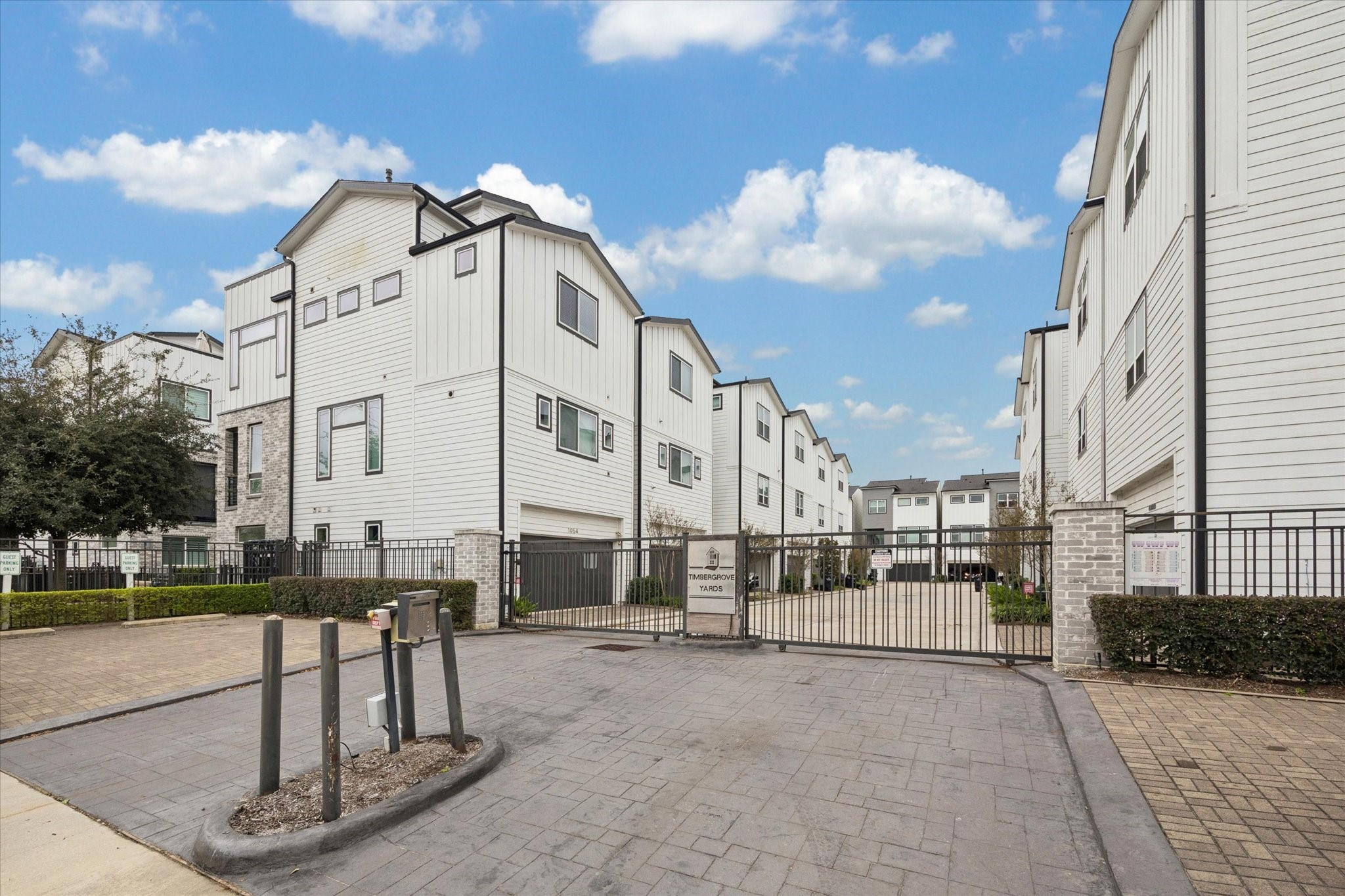1055 Timbergrove Yards Lane Houston, TX 77008 - Photo 26 of 27 a view of a building with sitting area