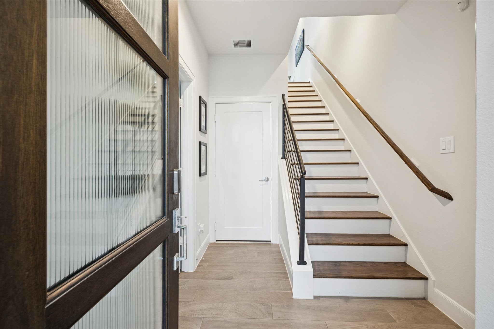1055 Timbergrove Yards Lane Houston, TX 77008 - Photo 4 of 27 a view of entryway
