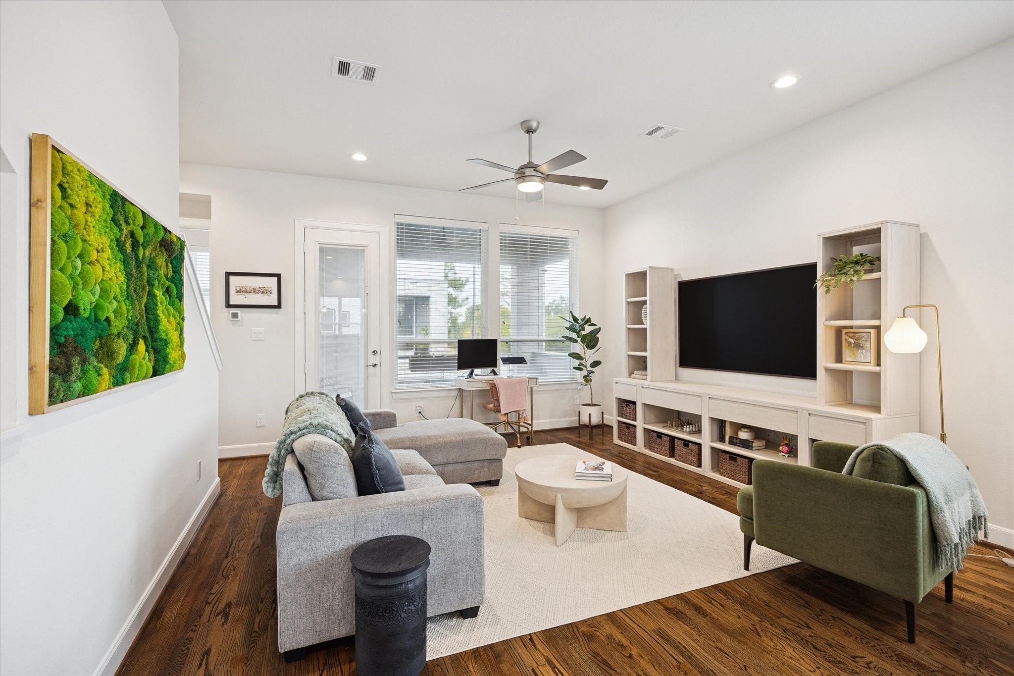 1055 Timbergrove Yards Lane Houston, TX 77008 - Photo 5 of 27 a living room with furniture and a flat screen tv