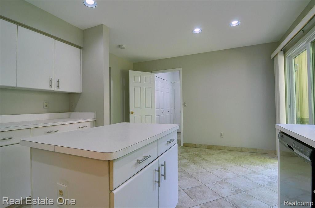 6140 Spring Vale Road, Unit 94 West Bloomfield, MI 48322 - Photo 14 of 37 Gallery Image 14