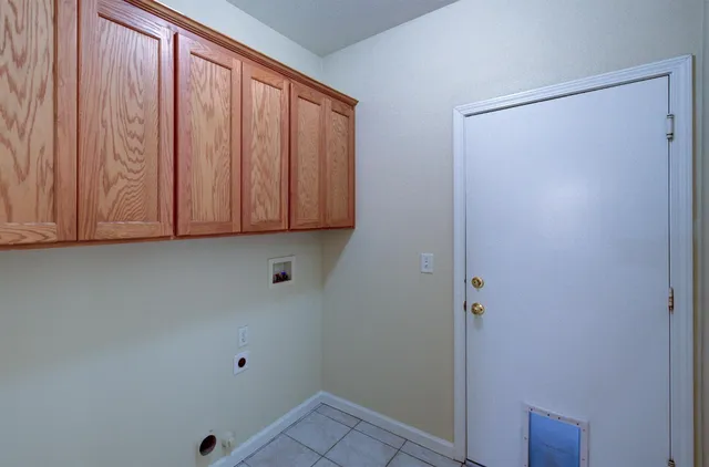 a view of a house with back yard