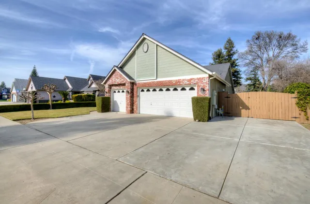 a view of a house with entertaining space