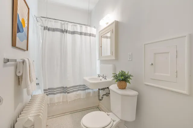 $3,700 | 1621 West 25th Street, Unit 1, Minneapolis, MN 55405