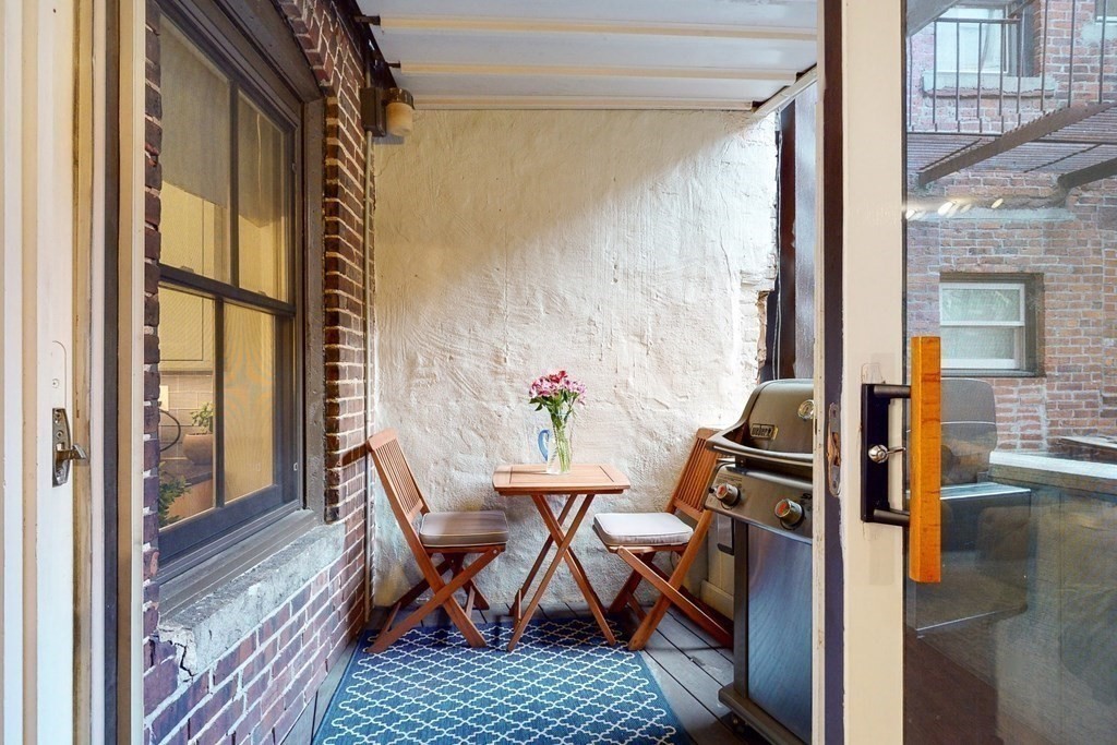 476 Shawmut Avenue, Unit 3 Boston, MA 02118 - Photo 4 of 29 a outdoor dining space with furniture