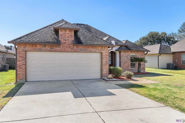 $235,000 | 308 Hill Ridge Drive, Youngsville, LA 70592