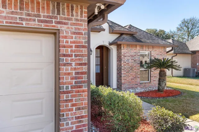 $235,000 | 308 Hill Ridge Drive, Youngsville, LA 70592