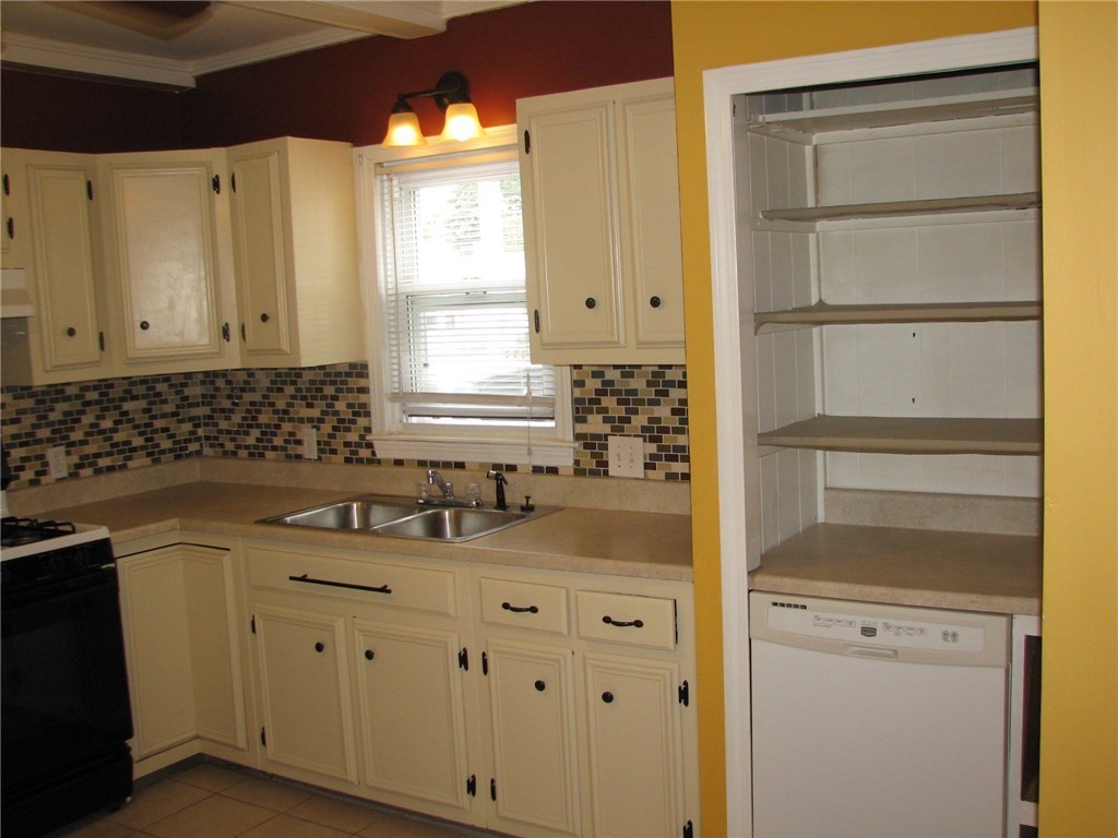 24 Monroe Street Pawtucket, RI 02861 - Photo 4 of 20 1ST FL KITCHEN