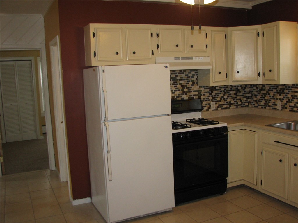 24 Monroe Street Pawtucket, RI 02861 - Photo 5 of 20 1ST FL KITCHEN