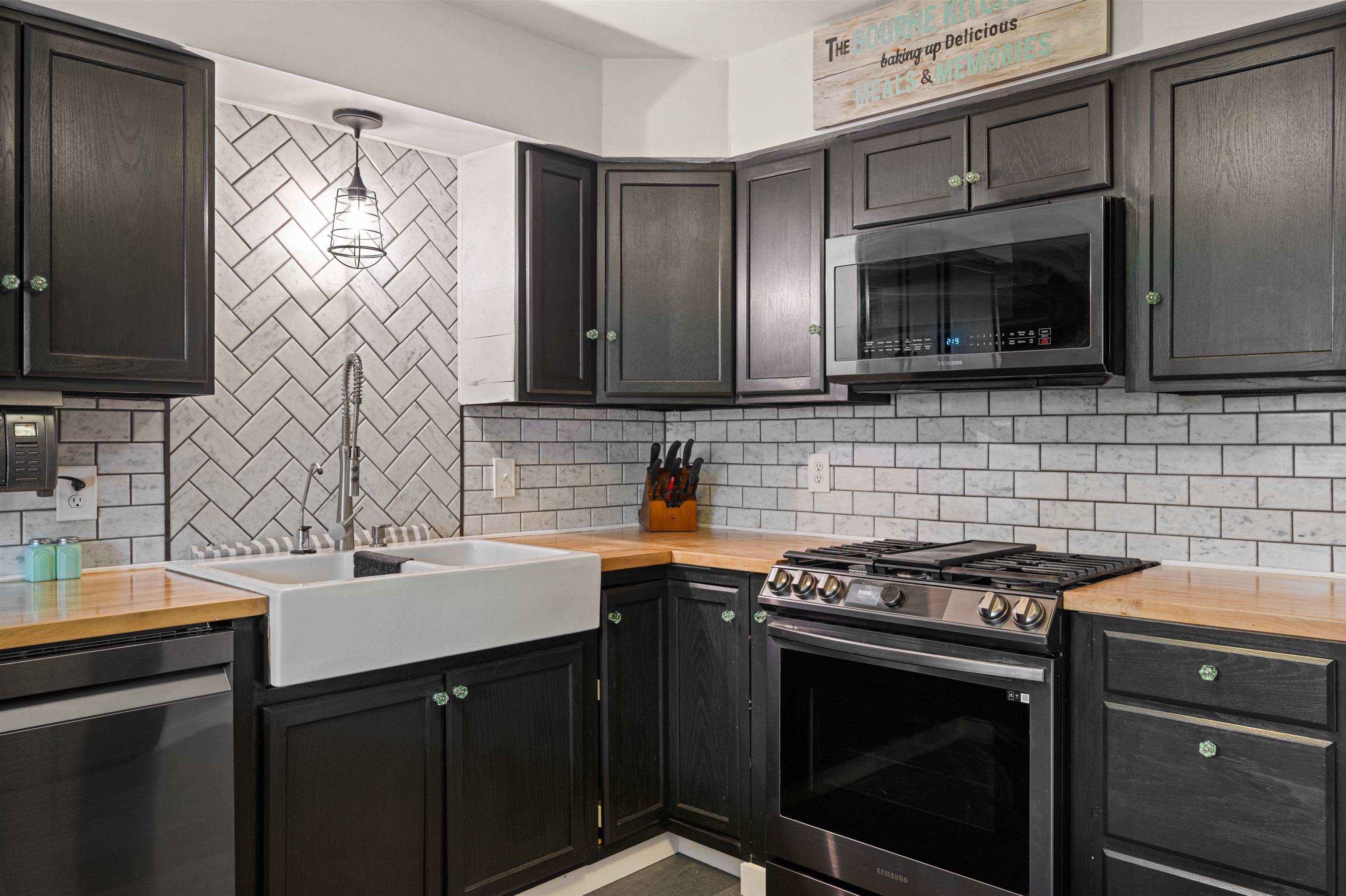 331 Holly Lane Erma, NJ 08204 - Photo 25 of 42 a kitchen with a sink stove and microwave