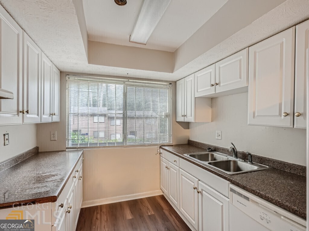 967 Pine Hollow Road Austell, GA 30168 - Photo 10 of 26 a kitchen that has a sink and a stove