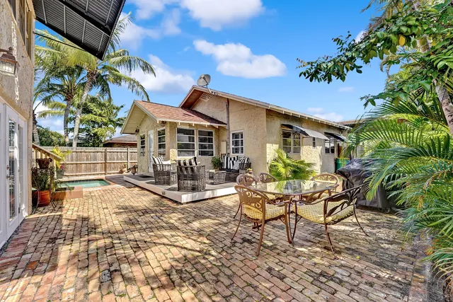 a view of a house with backyard and sitting area