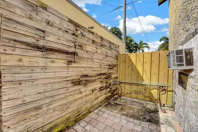 a view of entryway with wooden fence