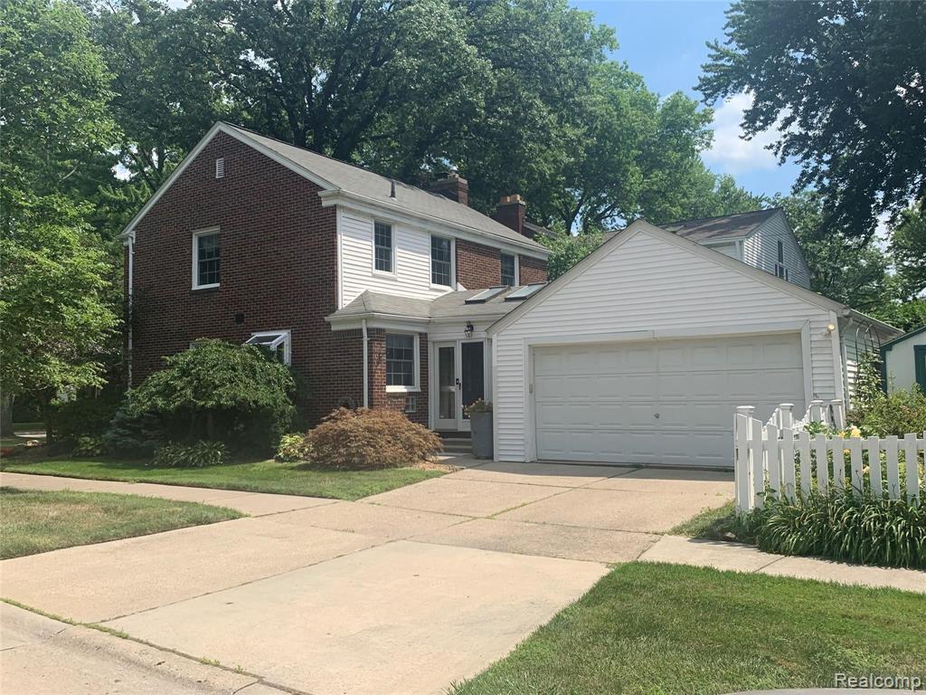 1901 Broadstone Road Grosse Pointe Woods, MI 48236 - Photo 2 of 22