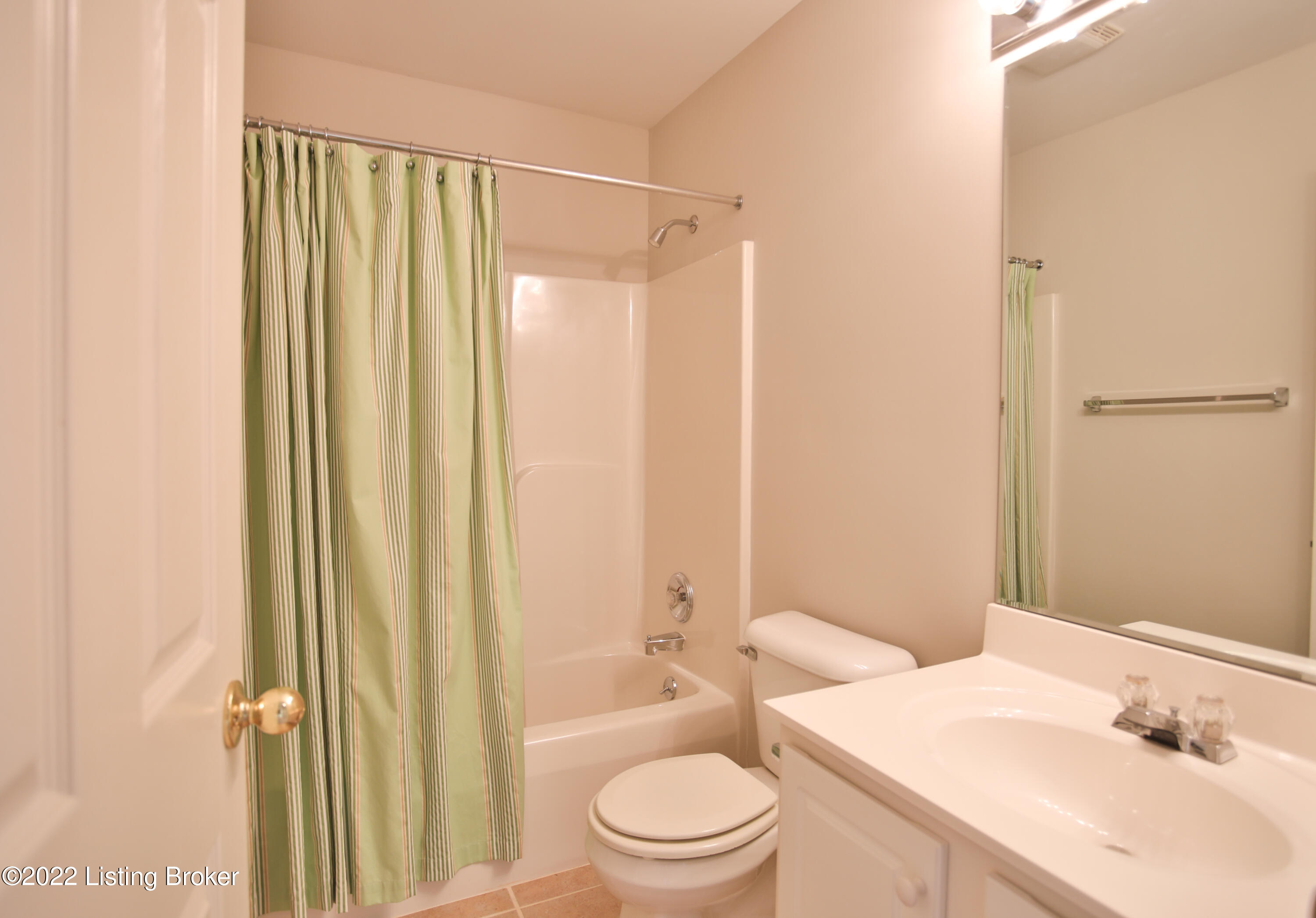10417 Edgewater Road Louisville, KY 40223 - Photo 33 of 38 EdgewaterUpBathroom