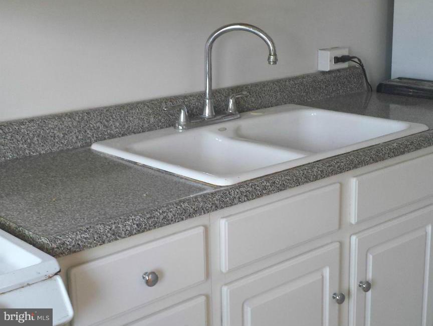 4632 Coleherne Road Baltimore, MD 21229 - Photo 8 of 18 Kitchen