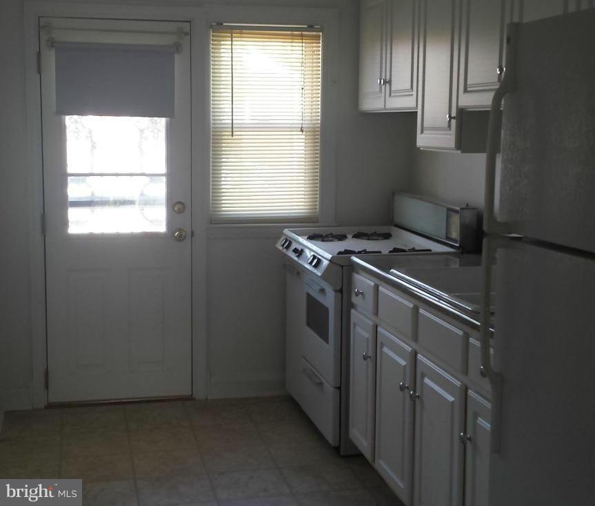 4632 Coleherne Road Baltimore, MD 21229 - Photo 10 of 18 Kitchen