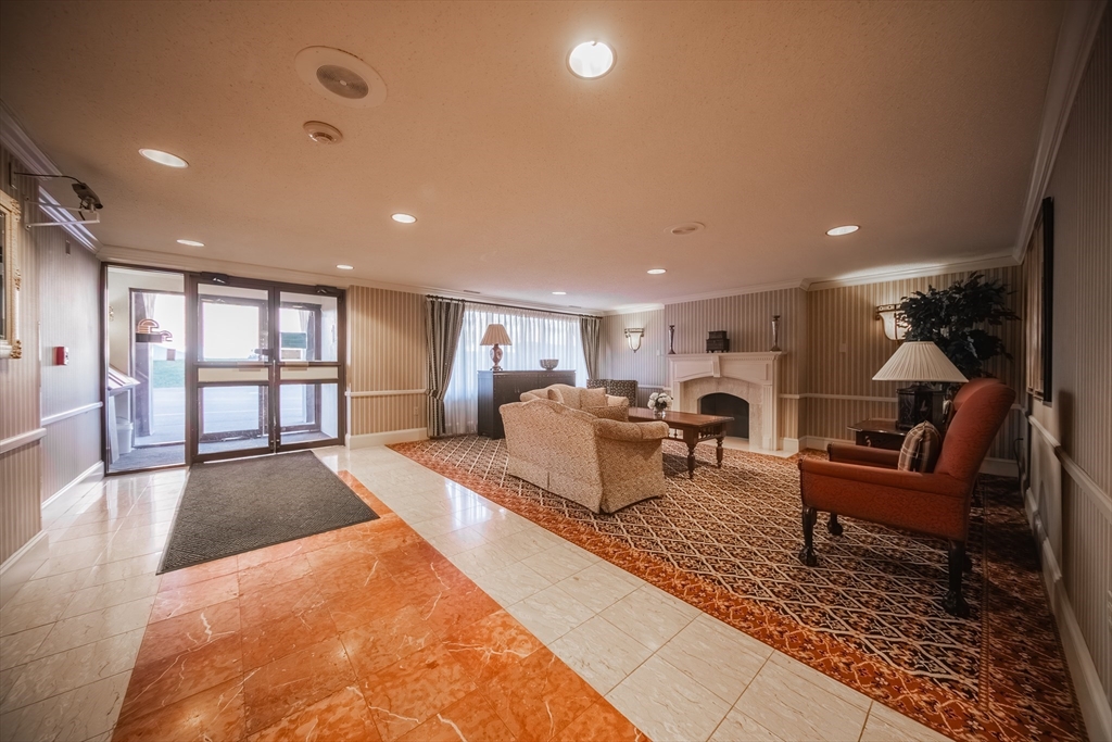 1002 Paradise Road, Unit PHE Swampscott, MA 01907 - Photo 22 of 23 a living room with furniture