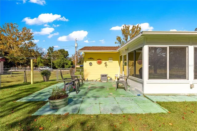 a view of a house with backyard