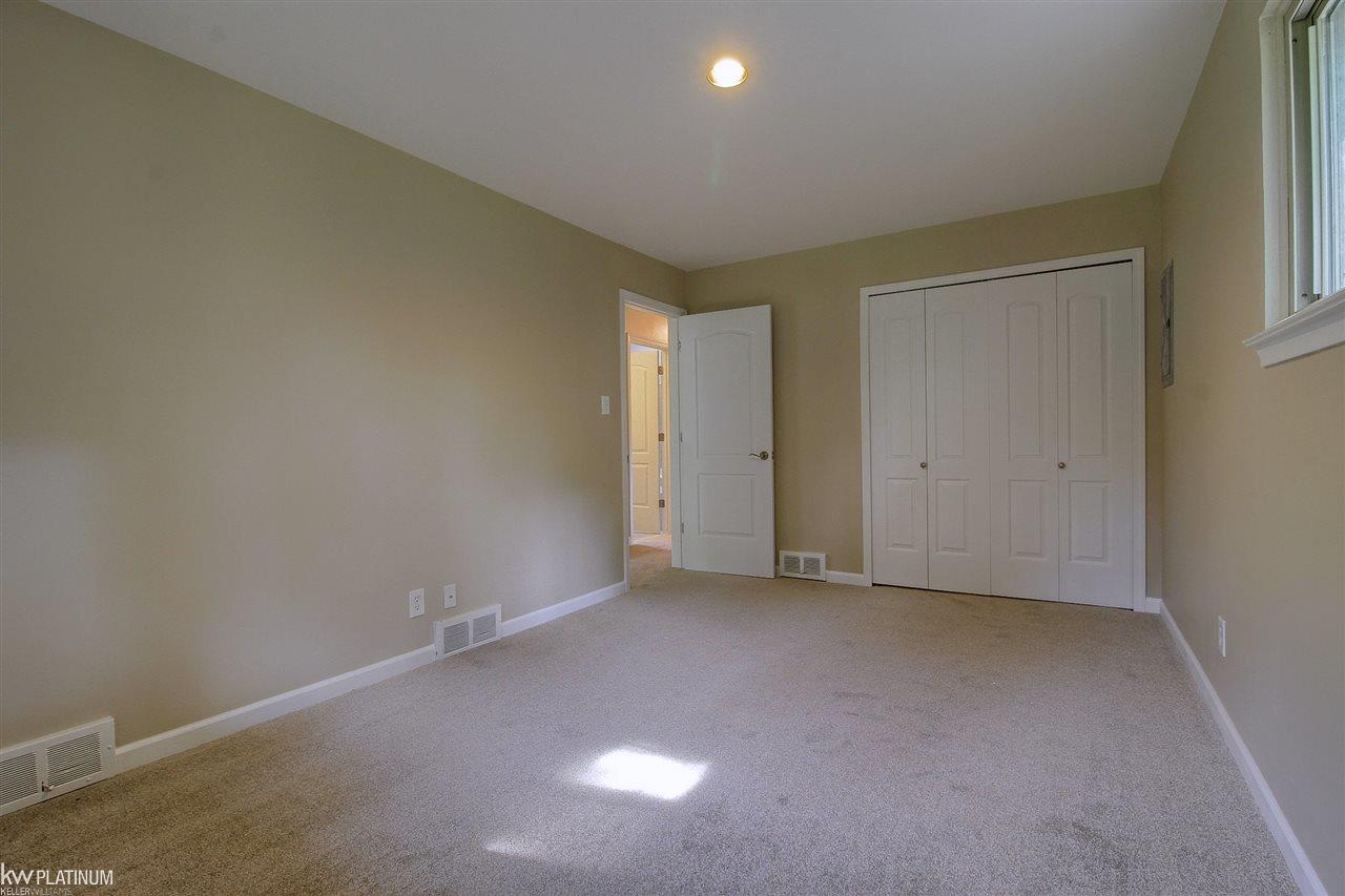 1247 Hawthorne Road Grosse Pointe, MI 48236 - Photo 11 of 29 31352239-10.JPG