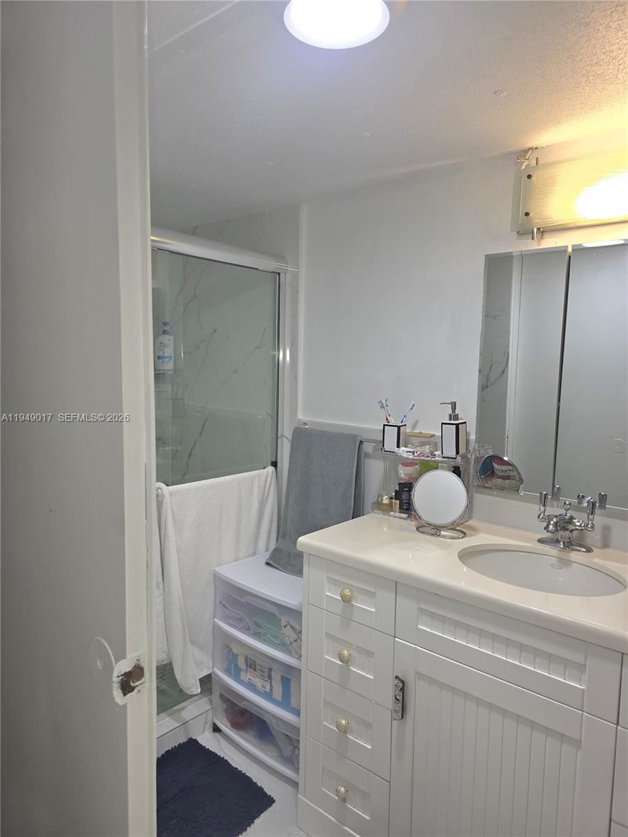 575 Vero Avenue Clewiston, FL 33440 - Photo 15 of 32 a bathroom with a sink and a mirror