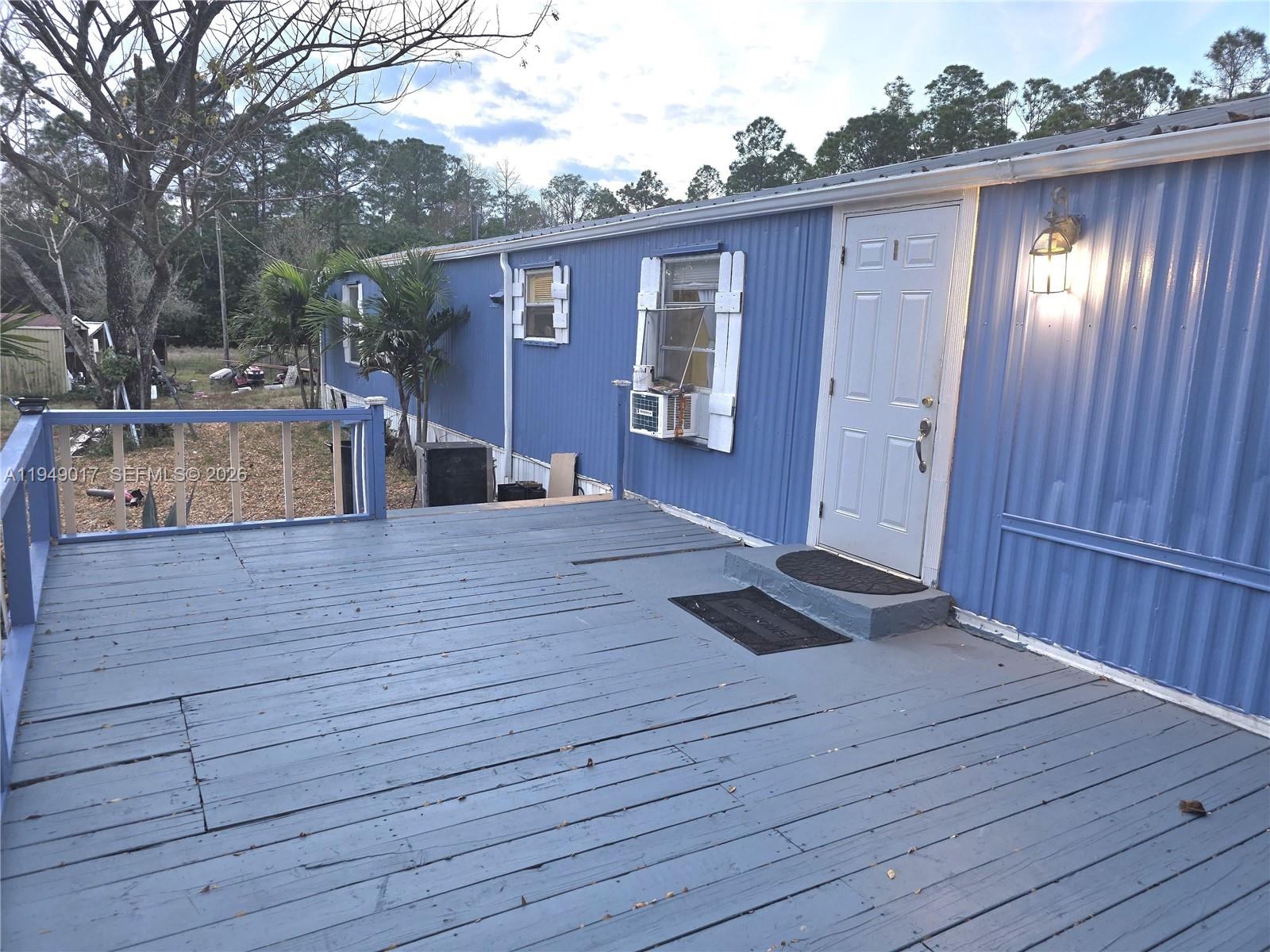575 Vero Avenue Clewiston, FL 33440 - Photo 3 of 32 a view of a backyard of the house