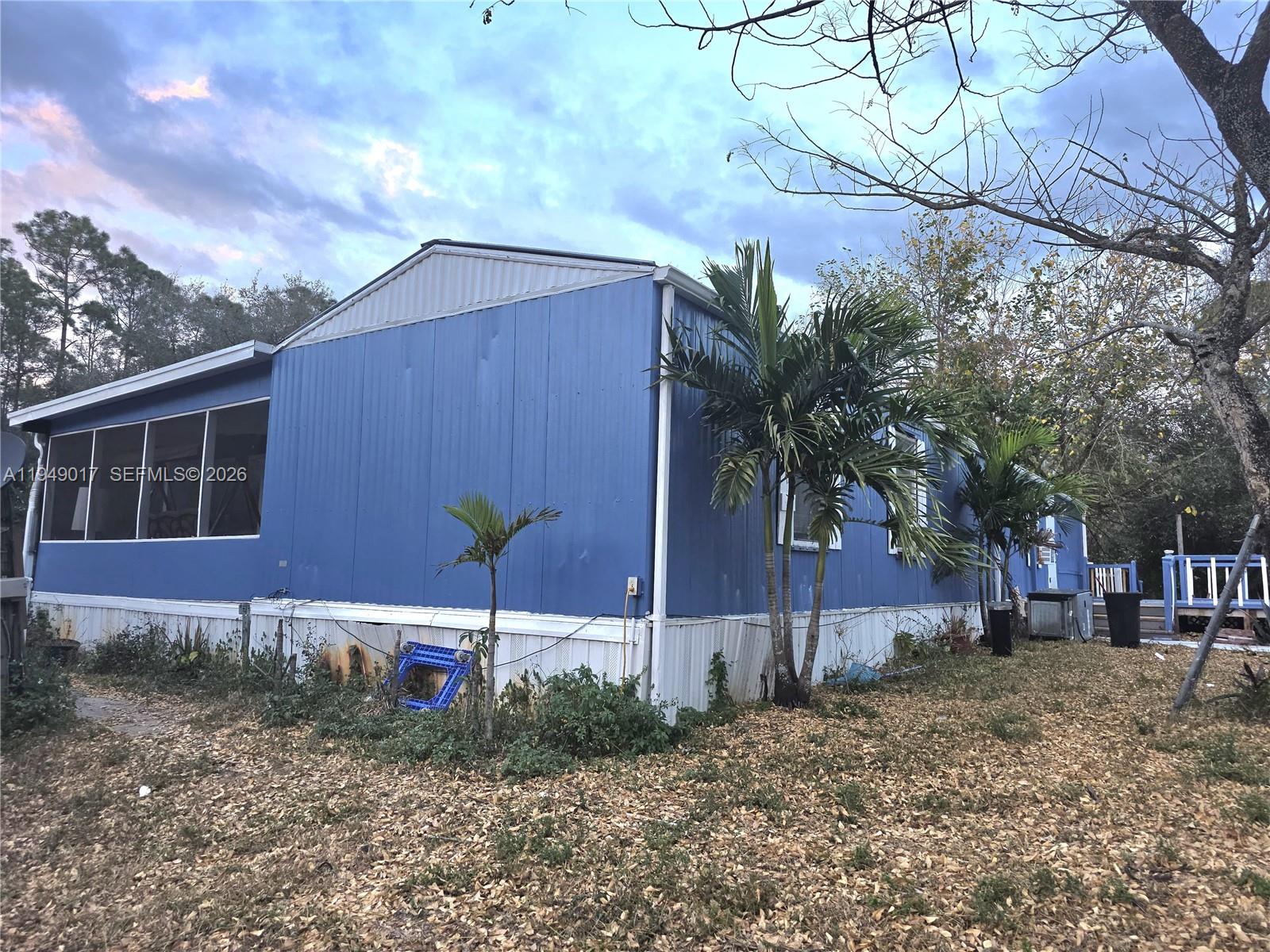 575 Vero Avenue Clewiston, FL 33440 - Photo 5 of 32 a backyard of a house with lots of green space