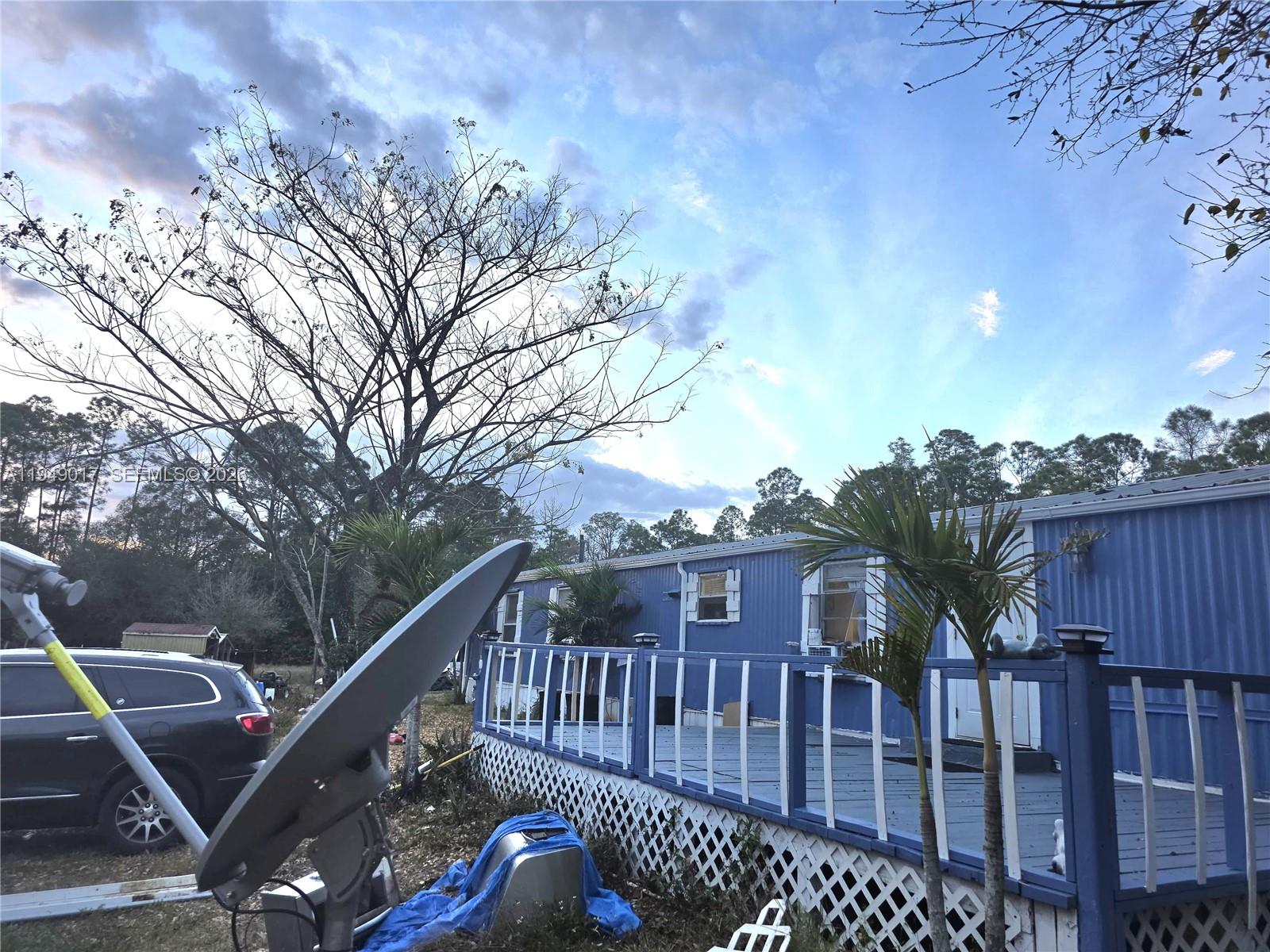 575 Vero Avenue Clewiston, FL 33440 - Photo 8 of 32 a view of a balcony with wooden fence and floor