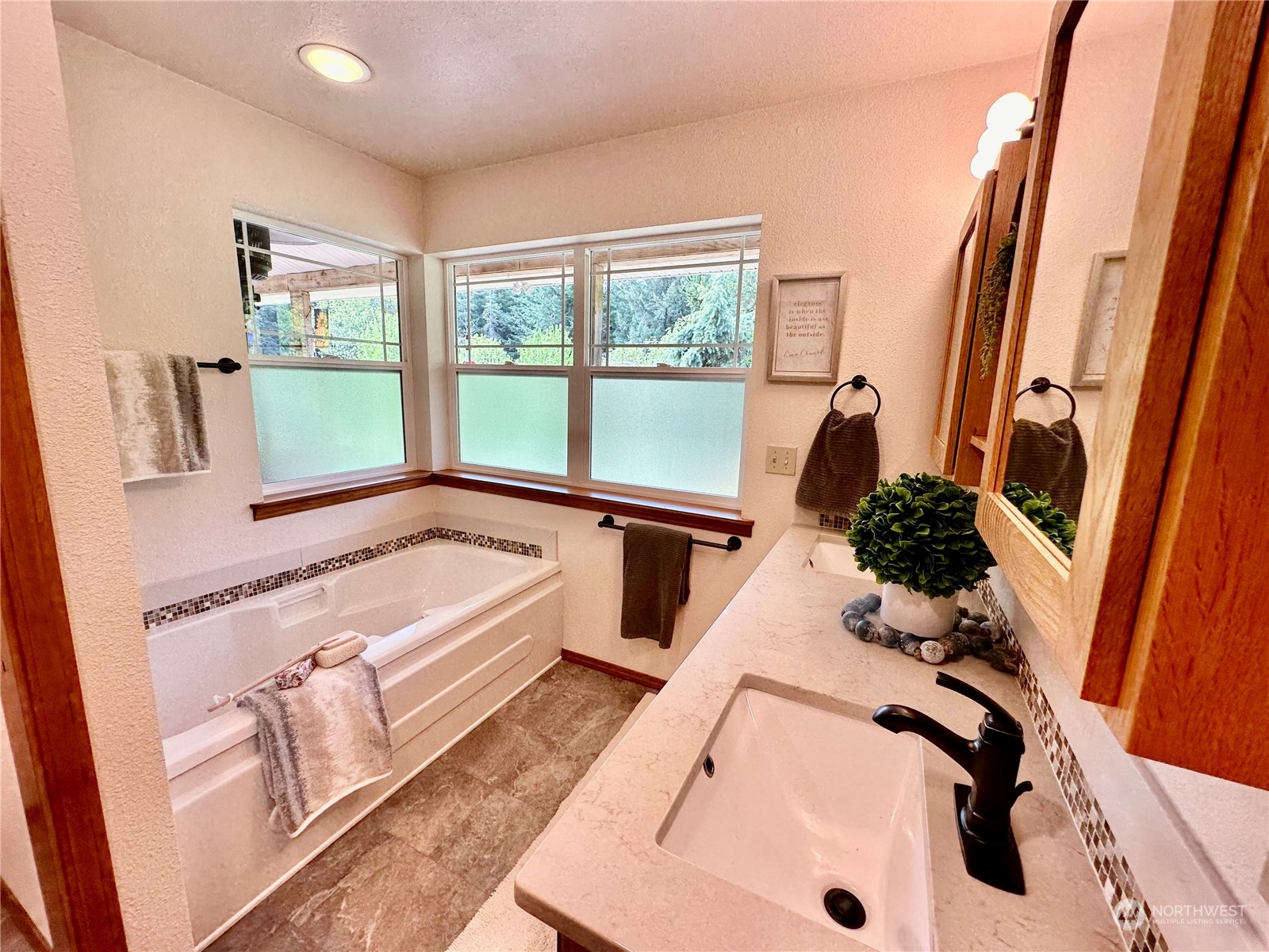 778 Ceres Hill Road, Unit B Chehalis, WA 98532 - Photo 18 of 40 a bathroom with a bathtub and a sink