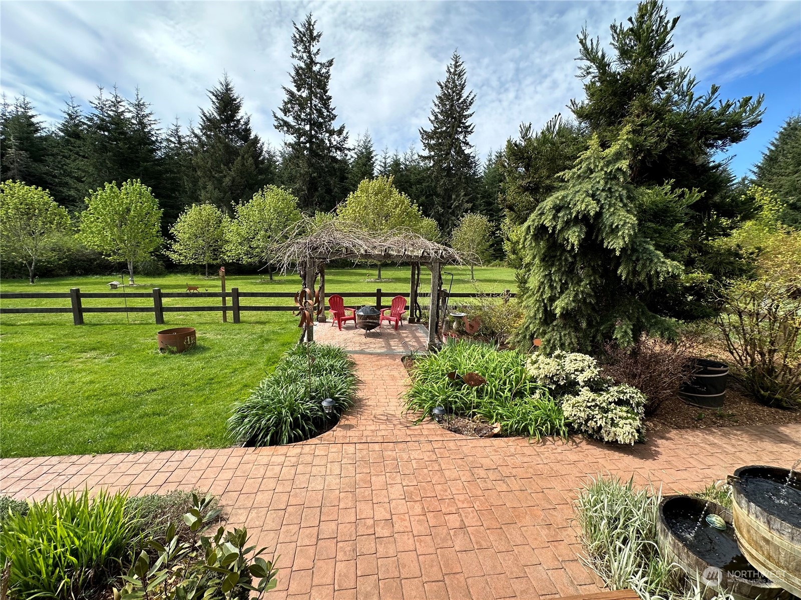 778 Ceres Hill Road, Unit B Chehalis, WA 98532 - Photo 31 of 40 a backyard of a house with a yard and outdoor seating