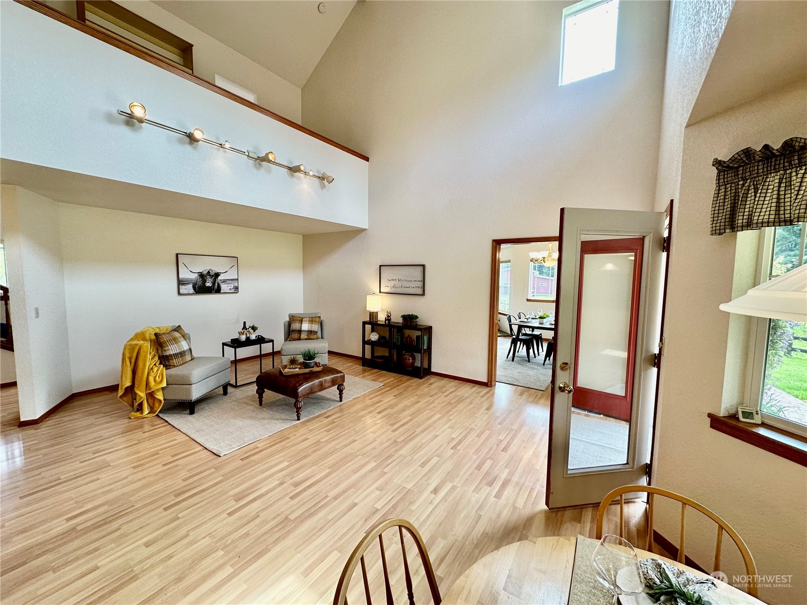 778 Ceres Hill Road, Unit B Chehalis, WA 98532 - Photo 9 of 40 a living room with furniture