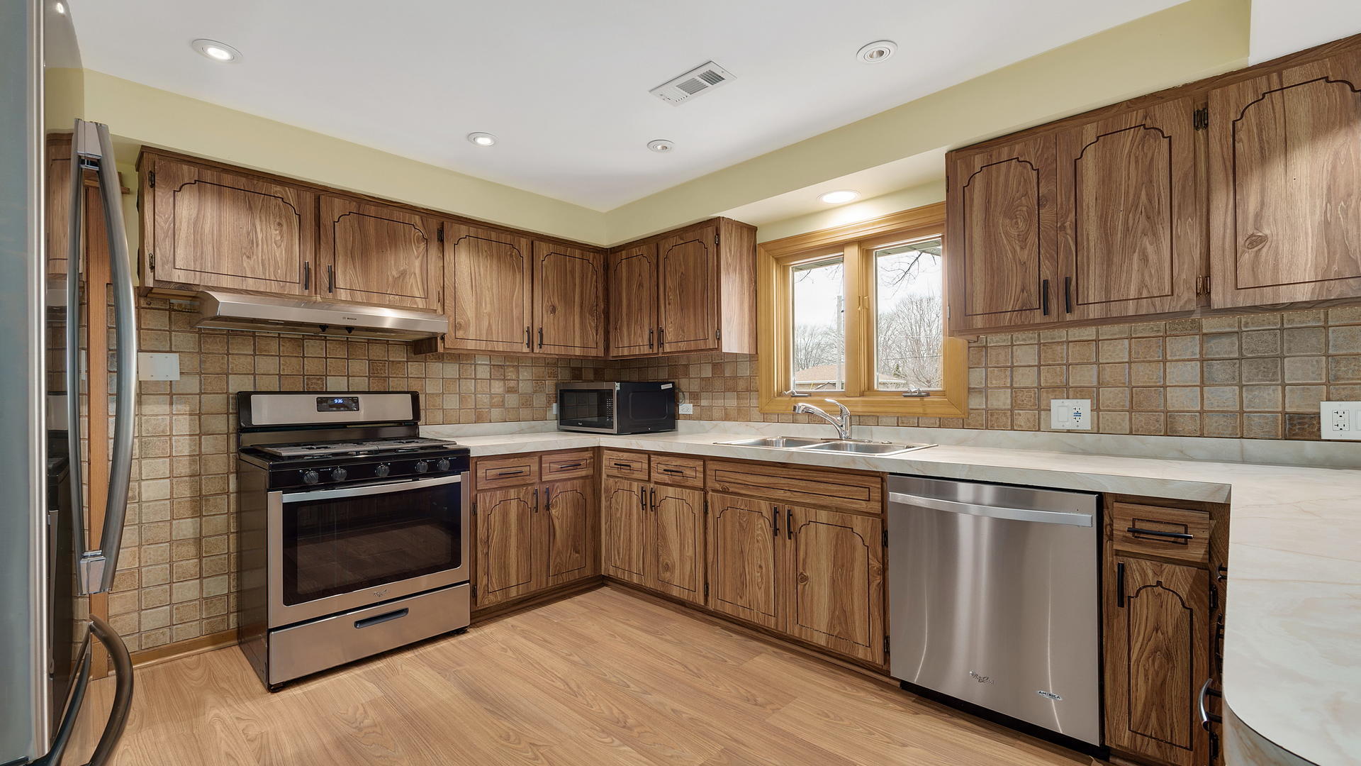 10816 Monitor Avenue Chicago Ridge, IL 60415 - Photo 8 of 22