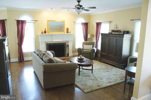 7236 Wilson Road Marshall, VA 20115 - Photo 3 of 30 Living Room