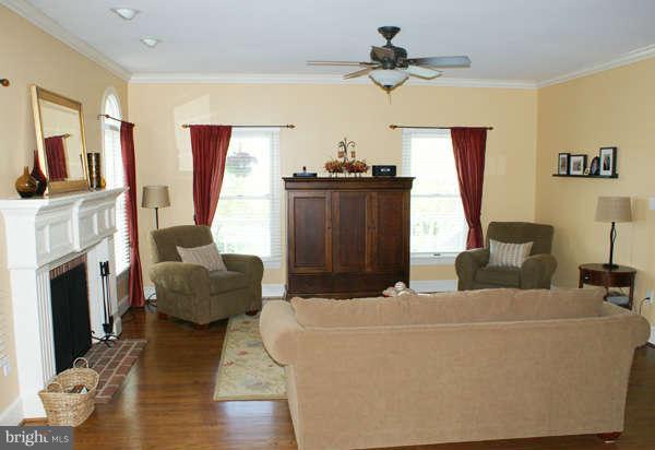 7236 Wilson Road Marshall, VA 20115 - Photo 10 of 30 Living Room