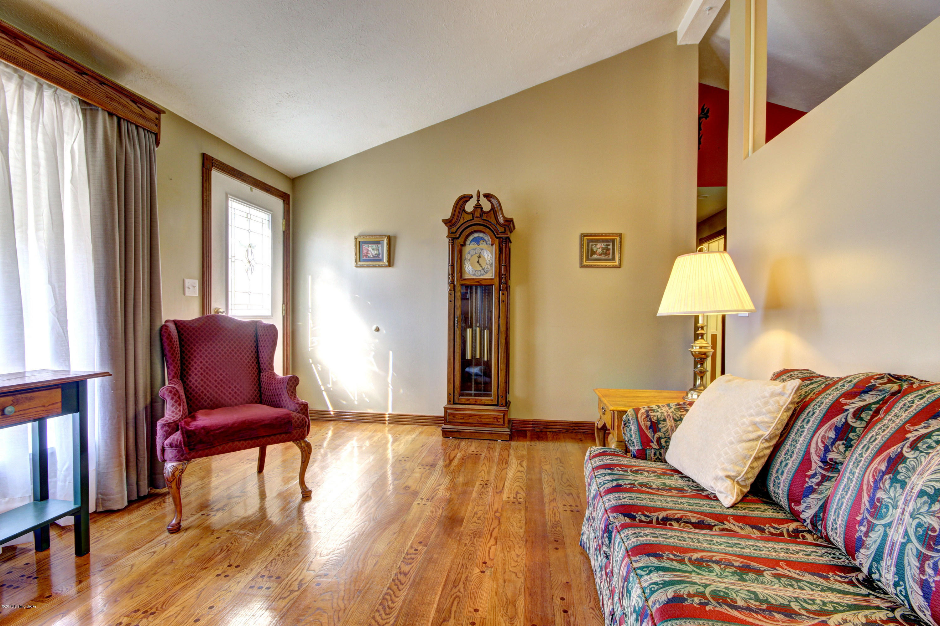 6323 Doe Run Road Louisville, KY 40216 - Photo 5 of 55 Living Room