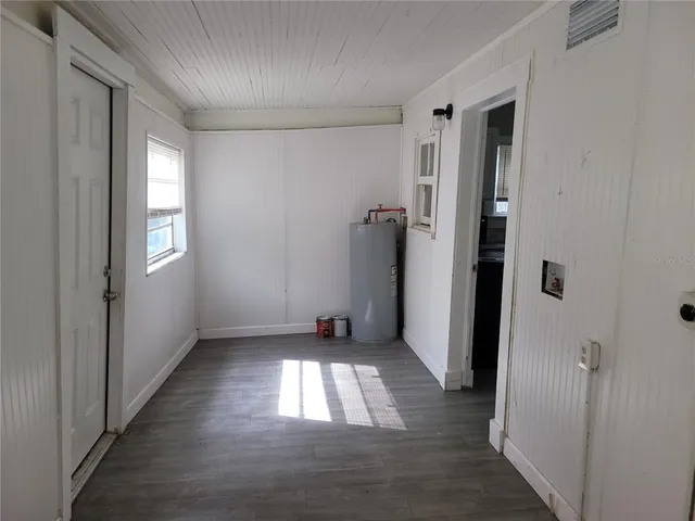 a view of entryway with window