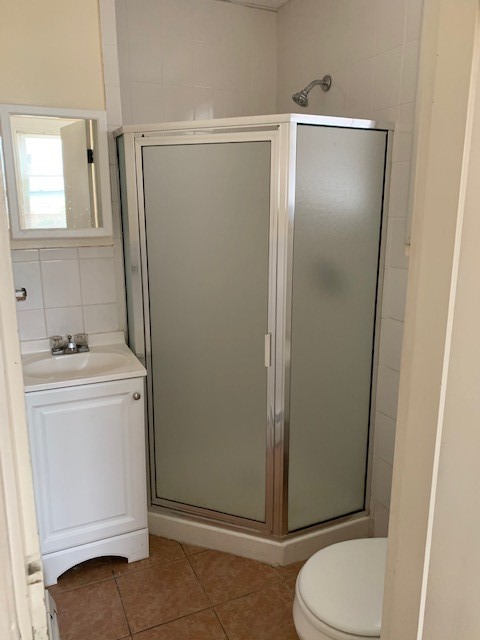 167 Transit Street Providence, RI 02906 - Photo 9 of 27 1st floor bathroom