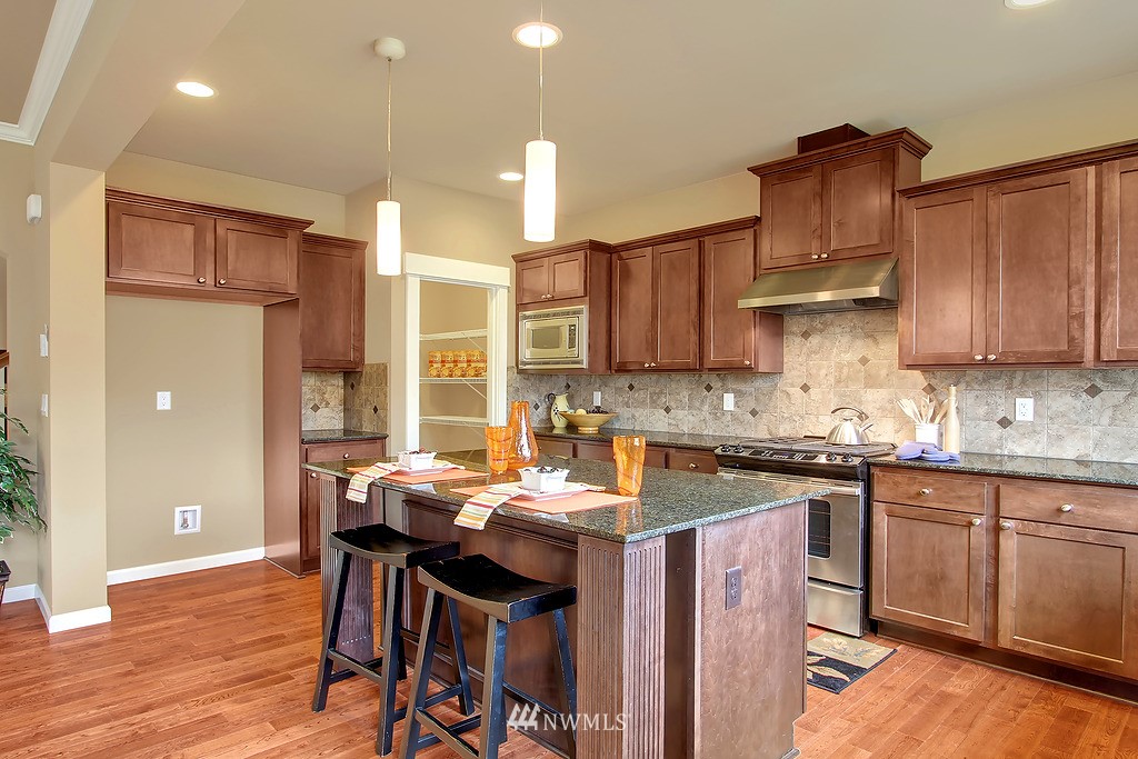 5814 Northeast 7th Place Renton, WA 98059 - Photo 6 of 15