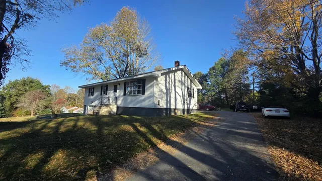 $274,999 | 9 Pine Grove Dr Mount, Mount Vernon, ME 04352