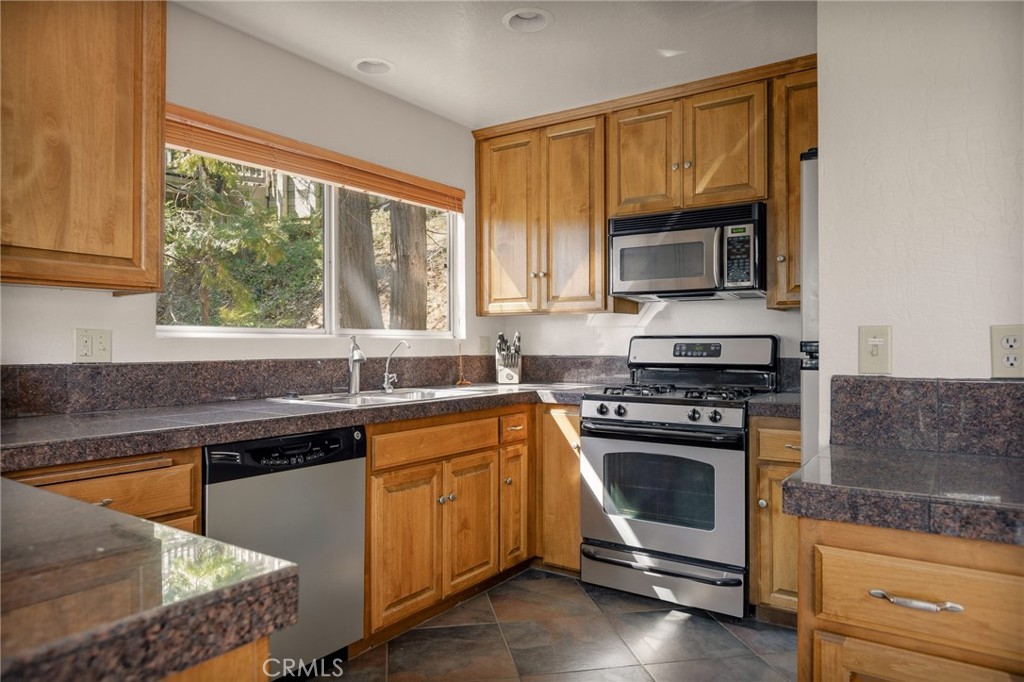 279 Old Toll Road Lake Arrowhead, CA 92352 - Photo 10 of 32