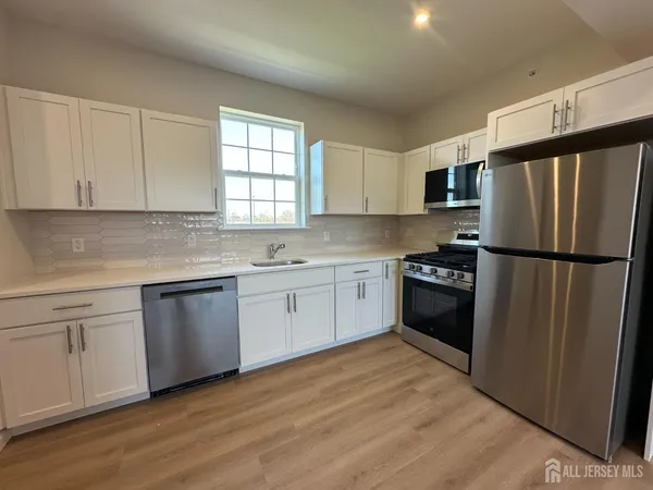 $2,600 | 88 Louis Street, Unit 6, New Brunswick, NJ 08901