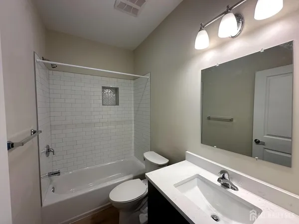 $2,600 | 88 Louis Street, Unit 6, New Brunswick, NJ 08901