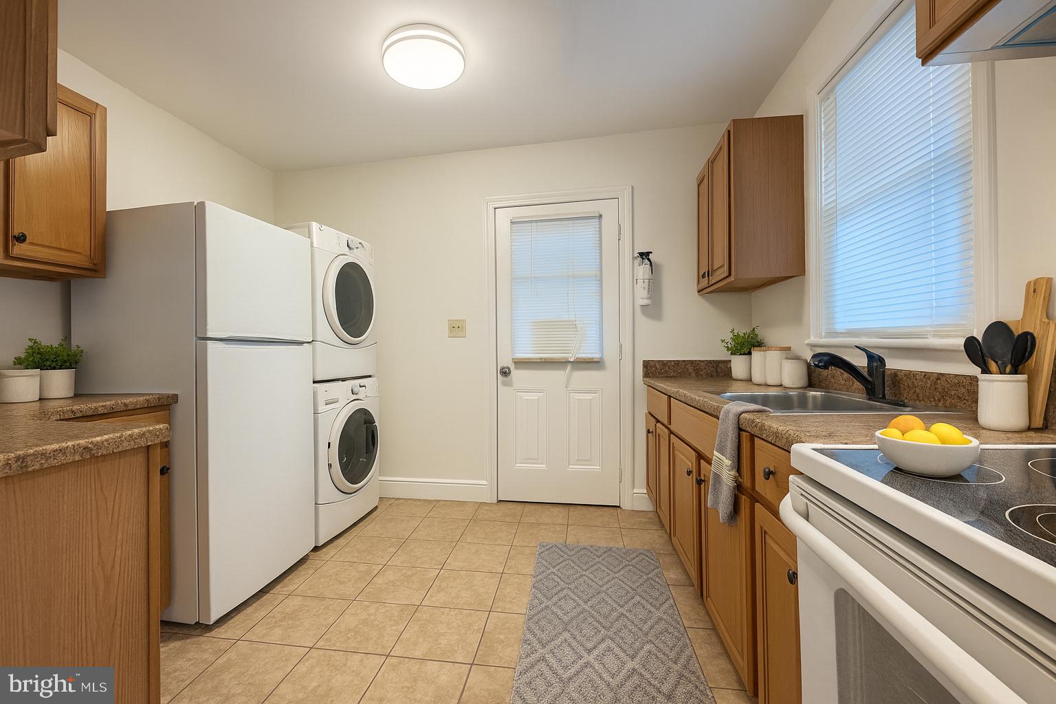 13701 Old Indian Head Road Brandywine, MD 20613 - Photo 4 of 18 a utility room with sink dryer and washer