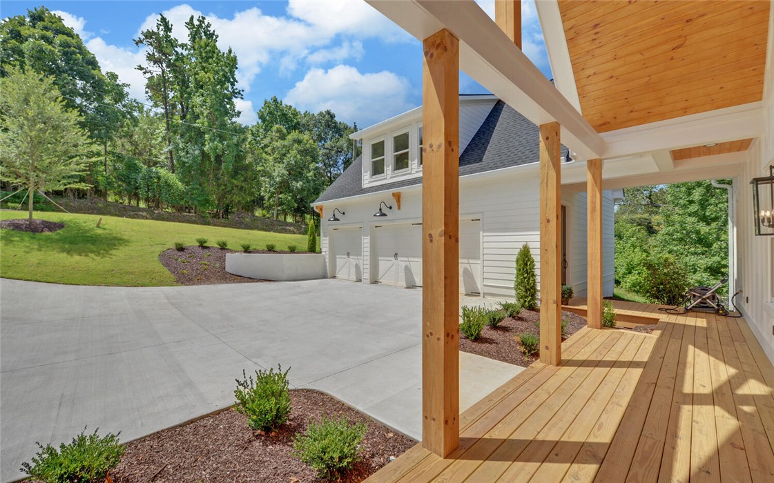 672 Tugalo Heights Circle Lavonia, GA 30553 - Photo 2 of 47