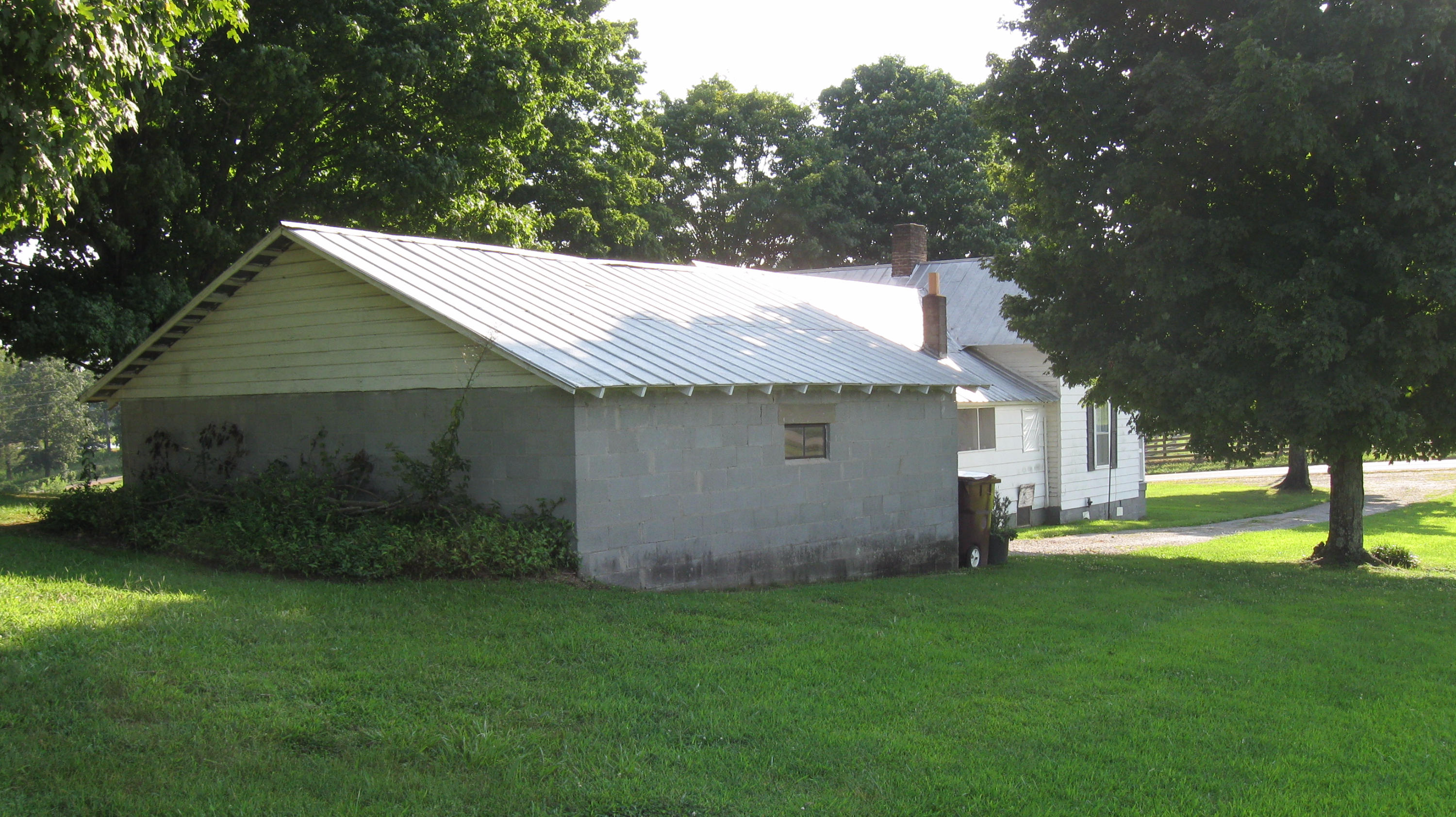 2812 Oakland Road Philadelphia, TN 37846 - Photo 3 of 40 IMG_1543