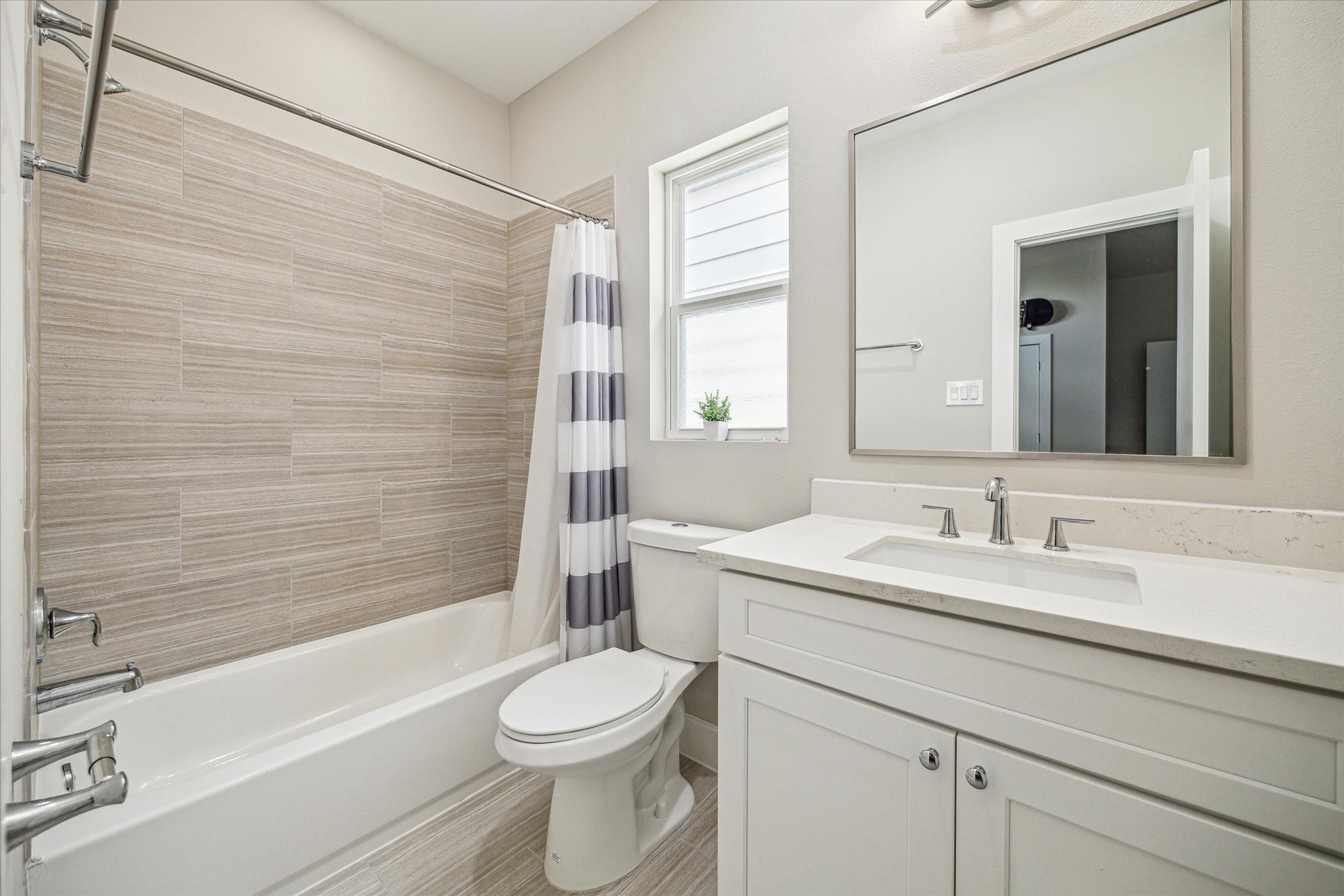5520 Rosslyn Road Houston, TX 77091 - Photo 18 of 24 Bedroom 3 en-suite bathroom