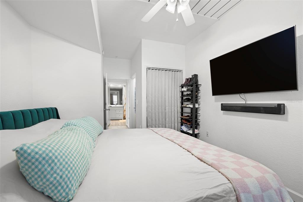 2410 West Azeele Street, Unit 214 Tampa, FL 33609 - Photo 16 of 24 a bedroom with a bed and a flat screen tv