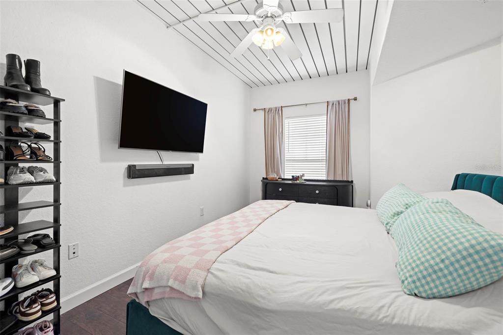 2410 West Azeele Street, Unit 214 Tampa, FL 33609 - Photo 17 of 24 a bedroom with a bed and a flat screen tv