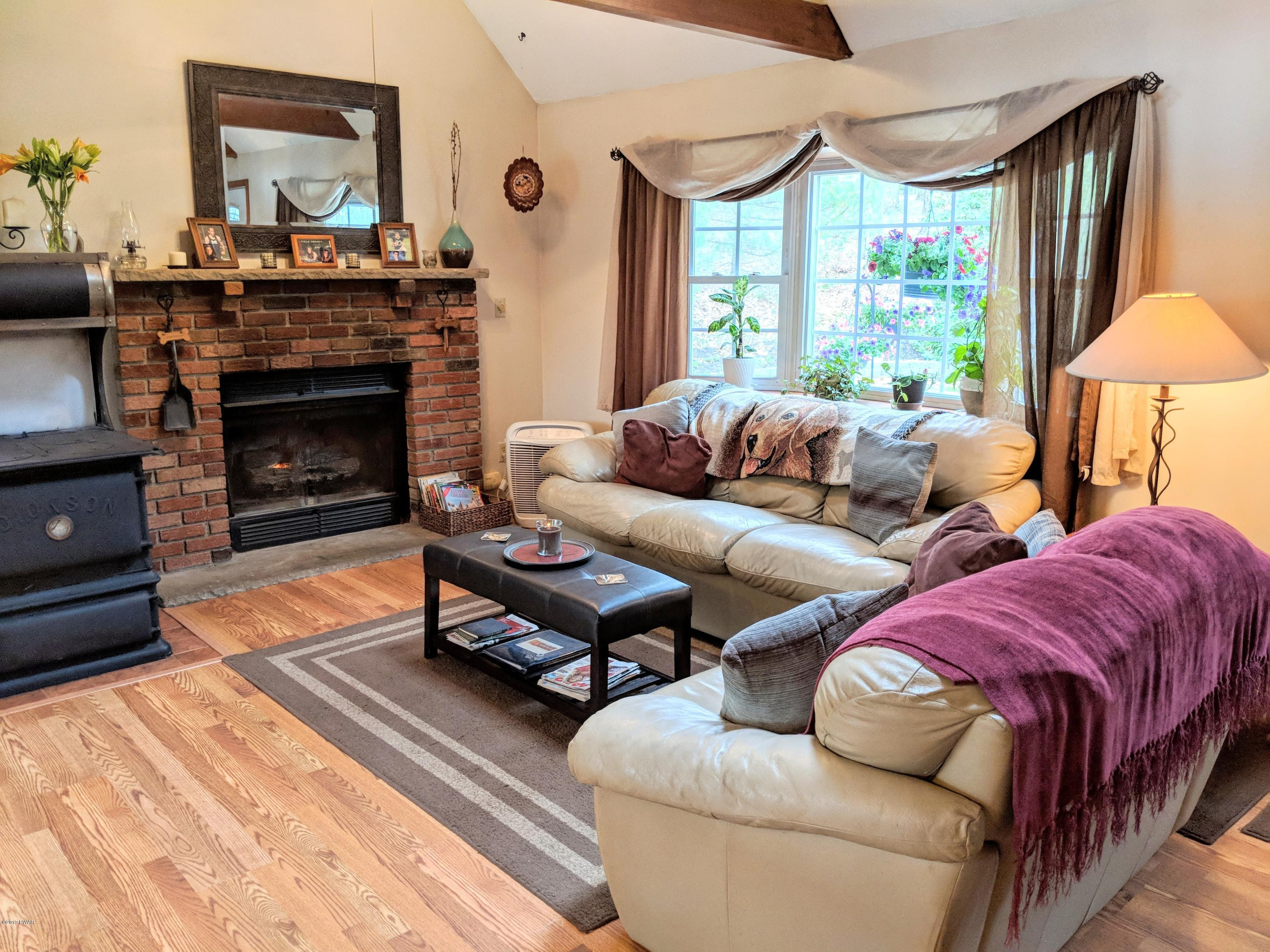 189 Meadow Ridge Acres Road Milford, PA 18337 - Photo 10 of 42 LIVING ROOM